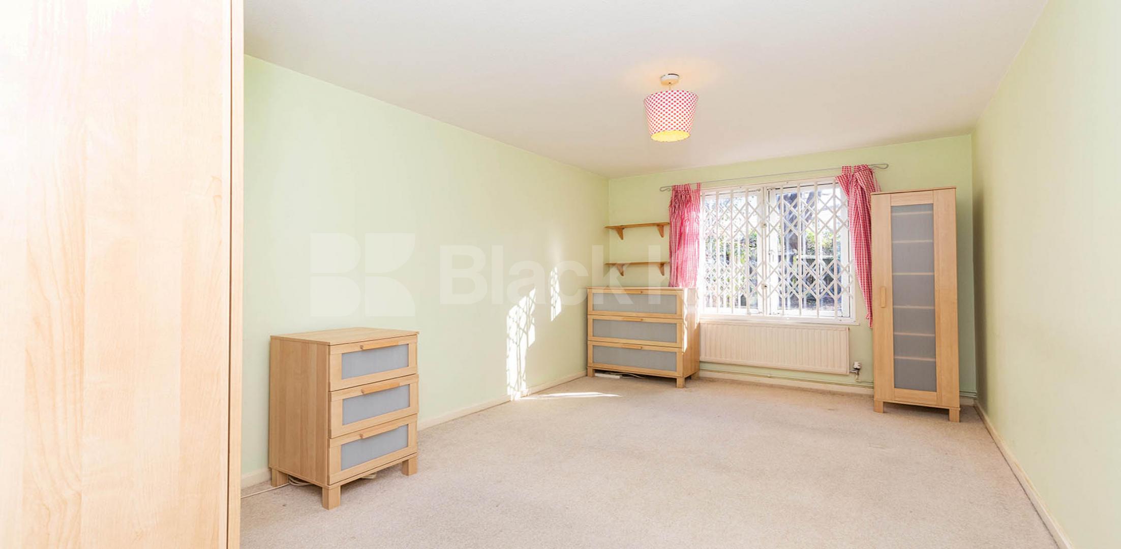 			GARDEN FLAT!, 1 Bedroom, 1 bath, 1 reception Flat			 Barker Drive, CAMDEN